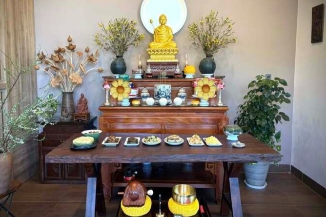 Ram thang Gieng cung Phat va gia tien khac nhau the nao? hinh anh