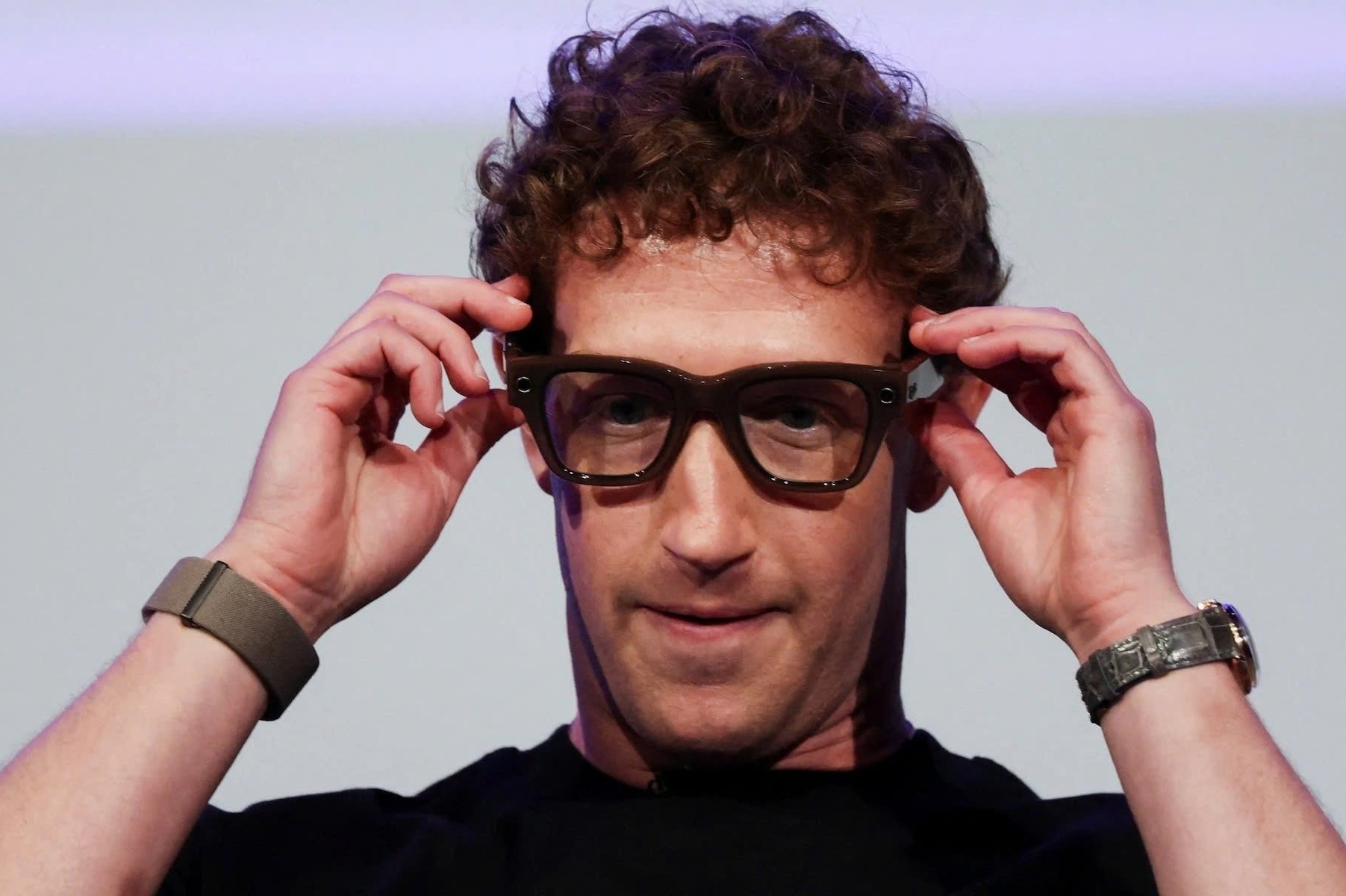 Kinh AI cua Mark Zuckerberg 'nhin trom' canh lot do, quan he tinh duc hinh anh