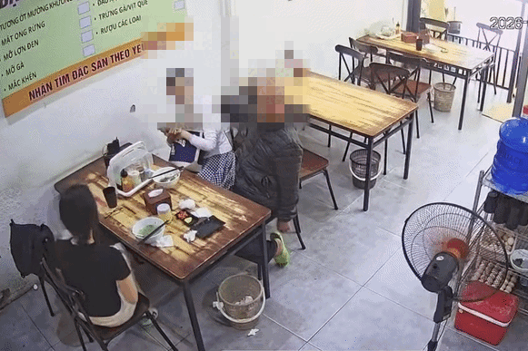 Co gai bi nguoi dan ong lon tuoi sam so giua quan pho hinh anh