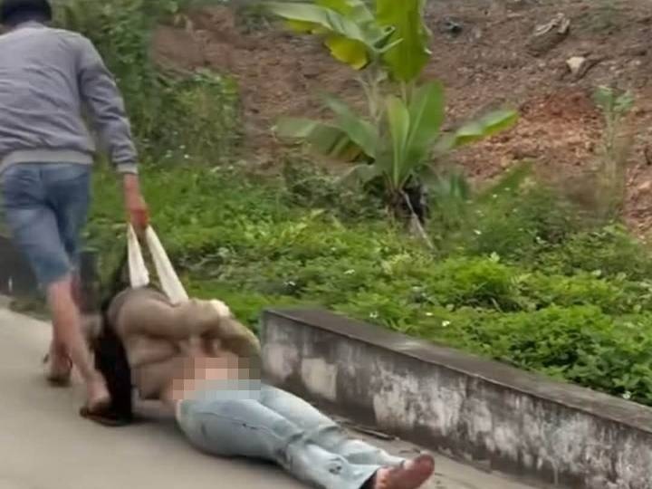 Cong an xac minh video co gai bi thanh nien danh, keo le tren duong hinh anh