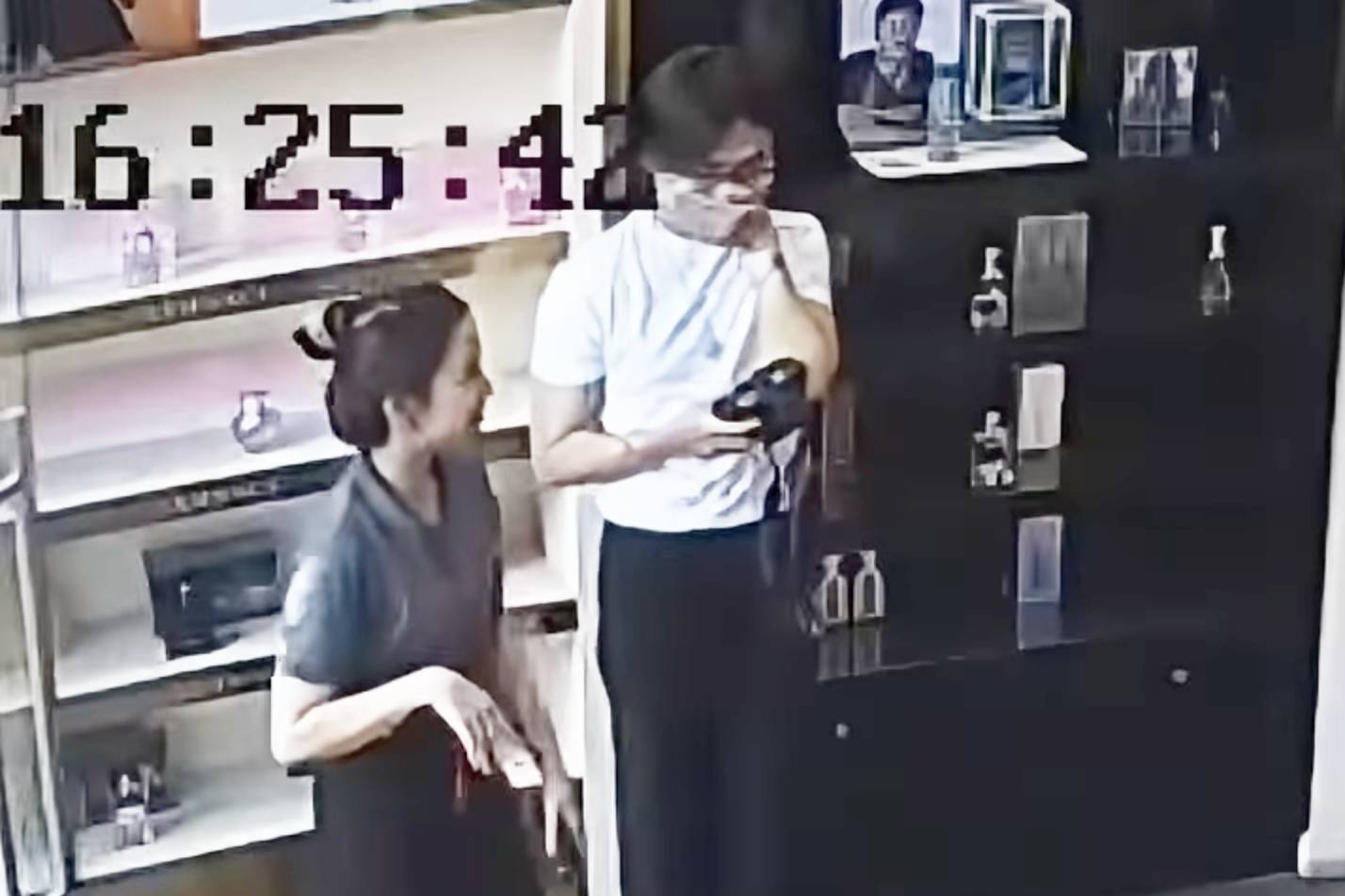 Bi to 'cuoi' khach mua chai chiet, cua hang nuoc hoa TP.HCM len tieng hinh anh