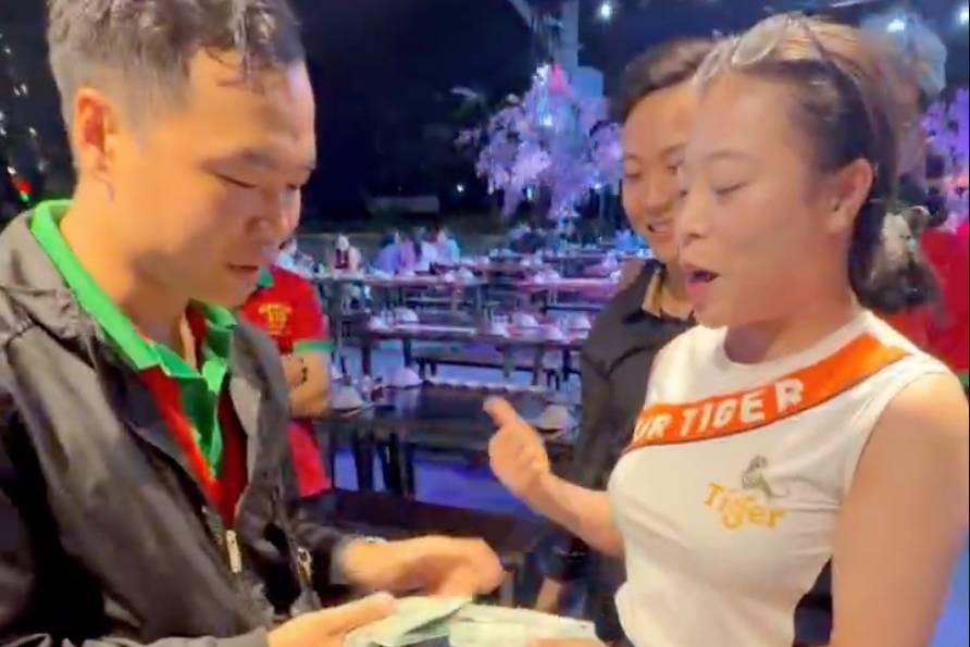 Nhan vien quan nhau cam sap tien mat tang dong nghiep sau khi trung so hinh anh