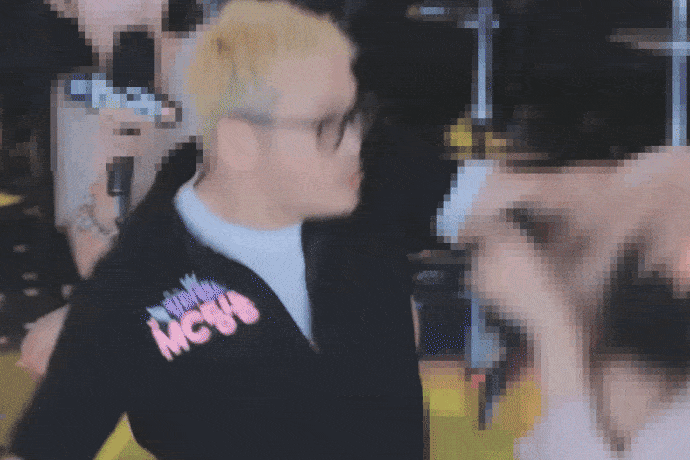 Nu BJ bi nguoi dan ong tum toc, hanh hung tren song truc tiep hinh anh