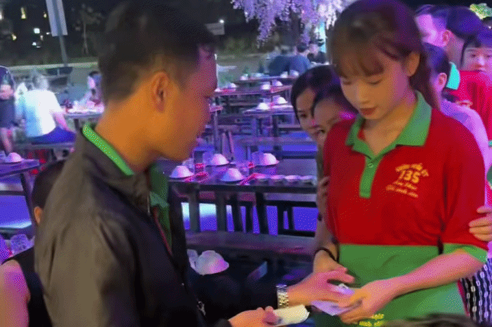 Trúng số 18 tỷ, nhân viên quán nhậu 'tặng nóng' tiền 40 đồng nghiệp