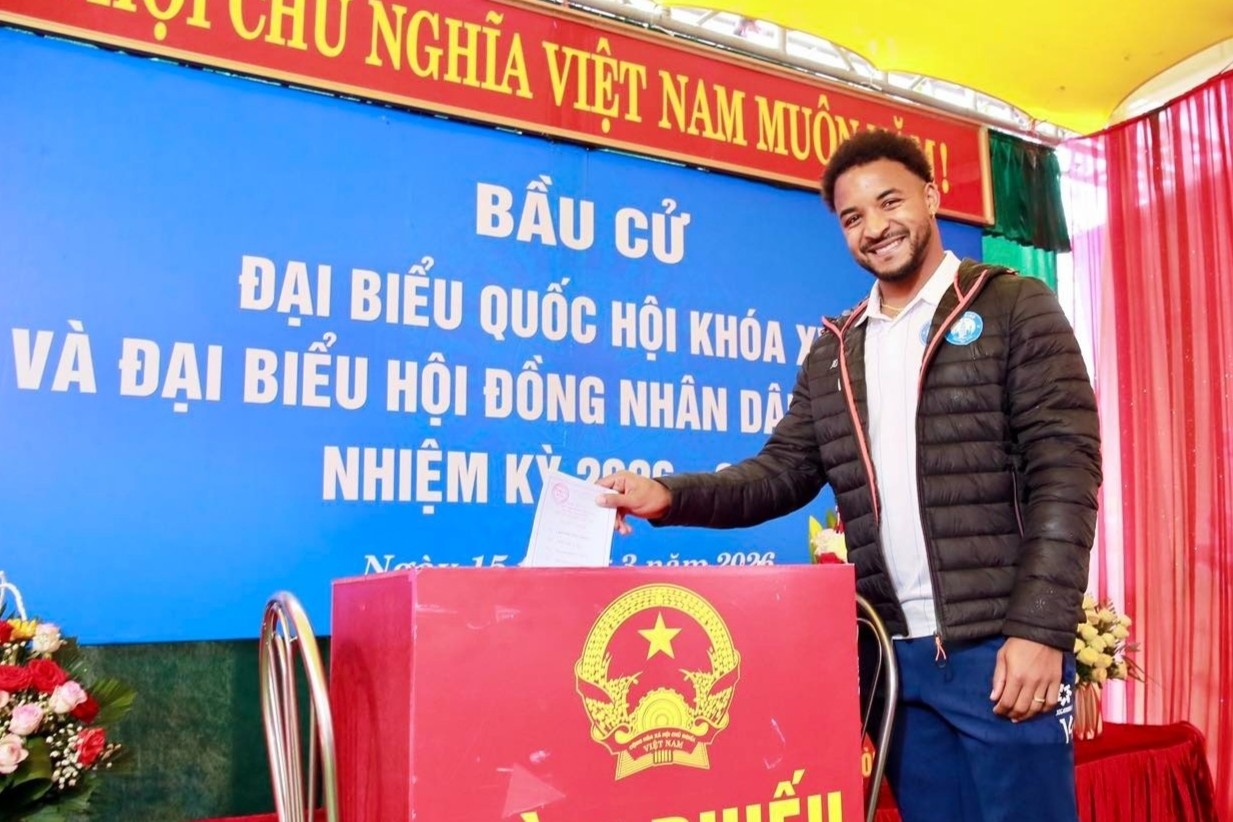 Xuan Son: 'Hanh phuc va tu hao khi lan dau tien di bau cu' hinh anh