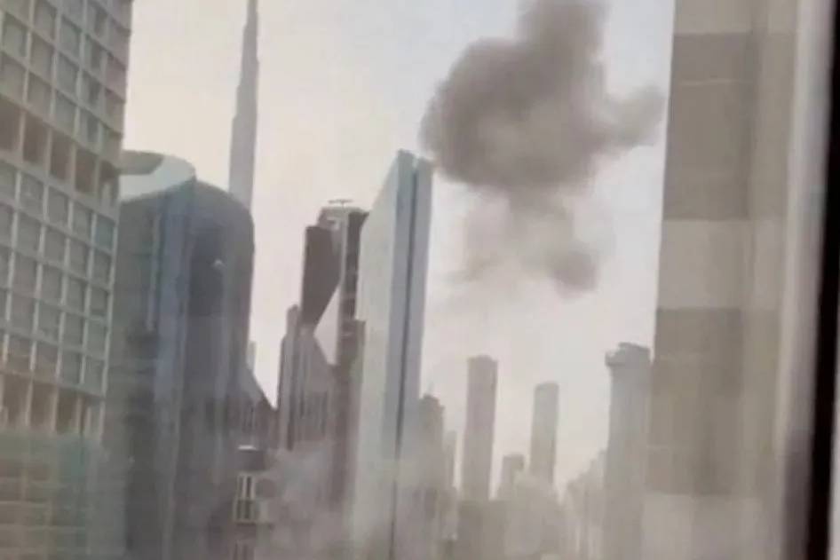 Trung tam tai chinh o Dubai chim trong khoi den hinh anh