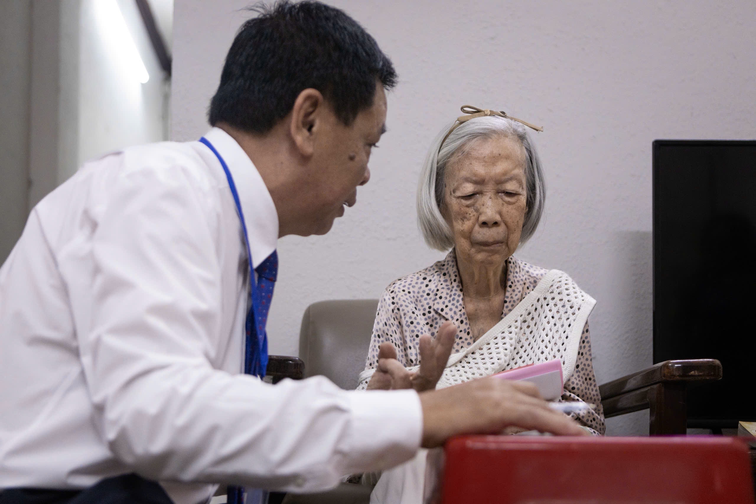 Mang thung phieu den tan nha de cu tri 91 tuoi o TP.HCM bo phieu hinh anh