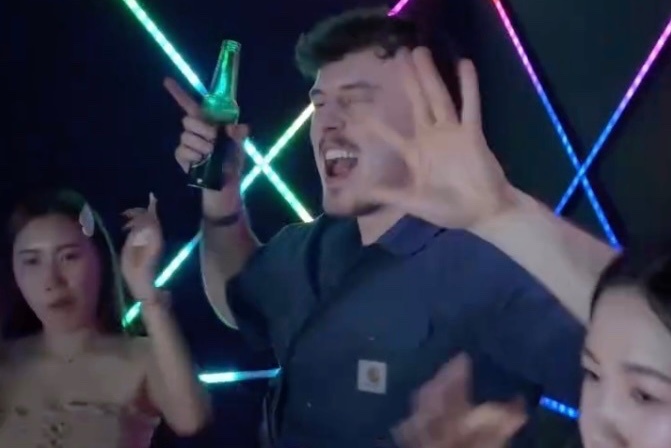 Trai nghiem kinh hoang khi theo gai la vao bar o Thai Lan hinh anh