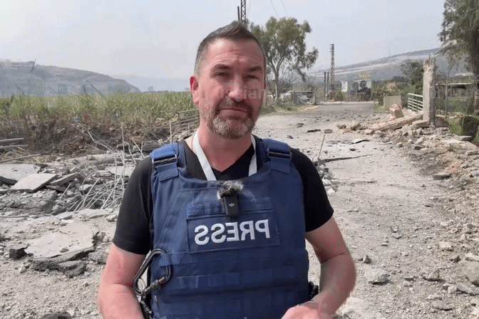 Phong vien suyt chet vi ten lua trong luc dua tin o Lebanon hinh anh