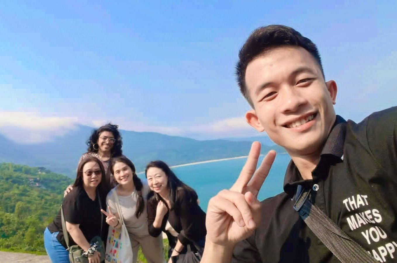 Video tai xe taxi noi tieng Anh voi khach gay bao mang hinh anh