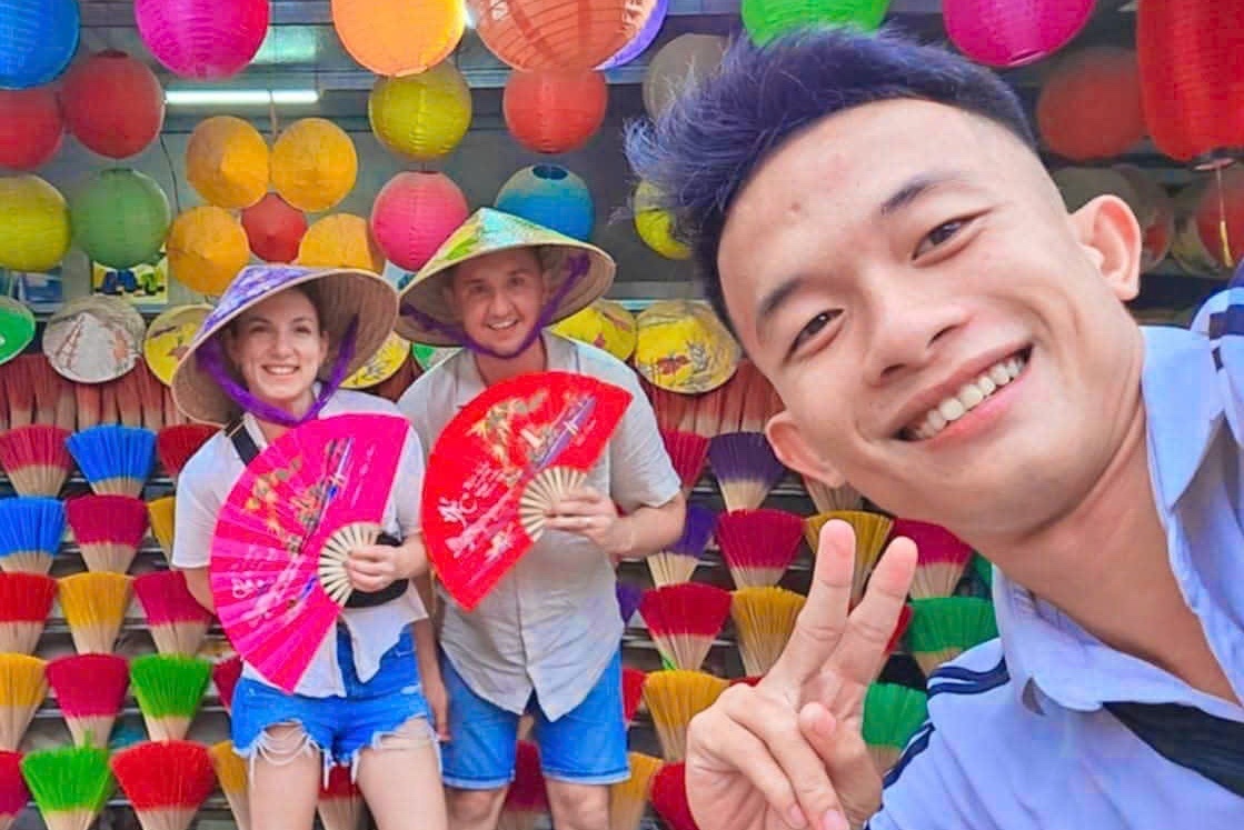 Khach Tay kinh ngac vi tai xe Hue noi tieng Anh 'nhu gio' hinh anh