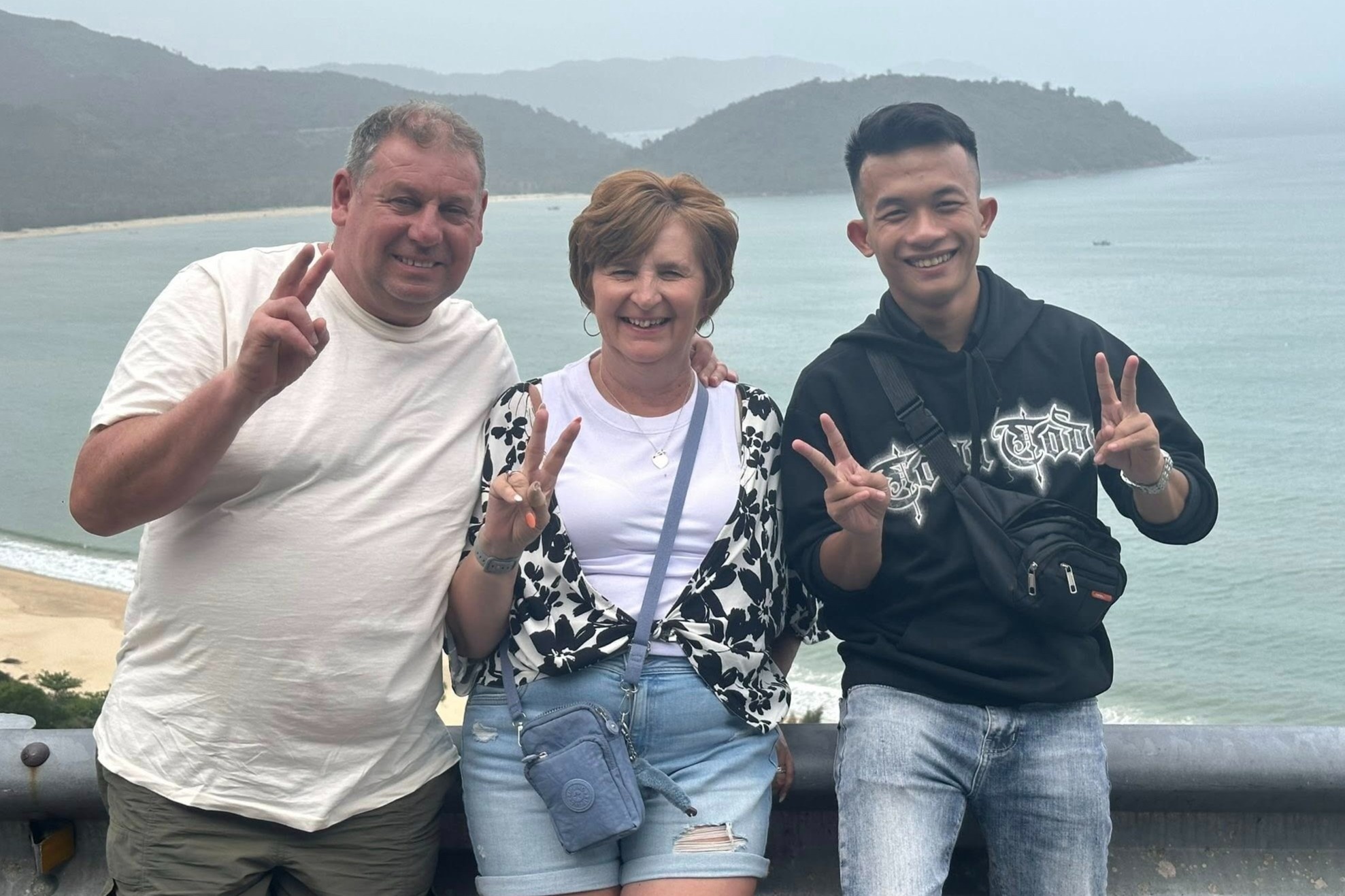 Khach Tay kinh ngac vi tai xe Hue noi tieng Anh 'nhu gio' hinh anh