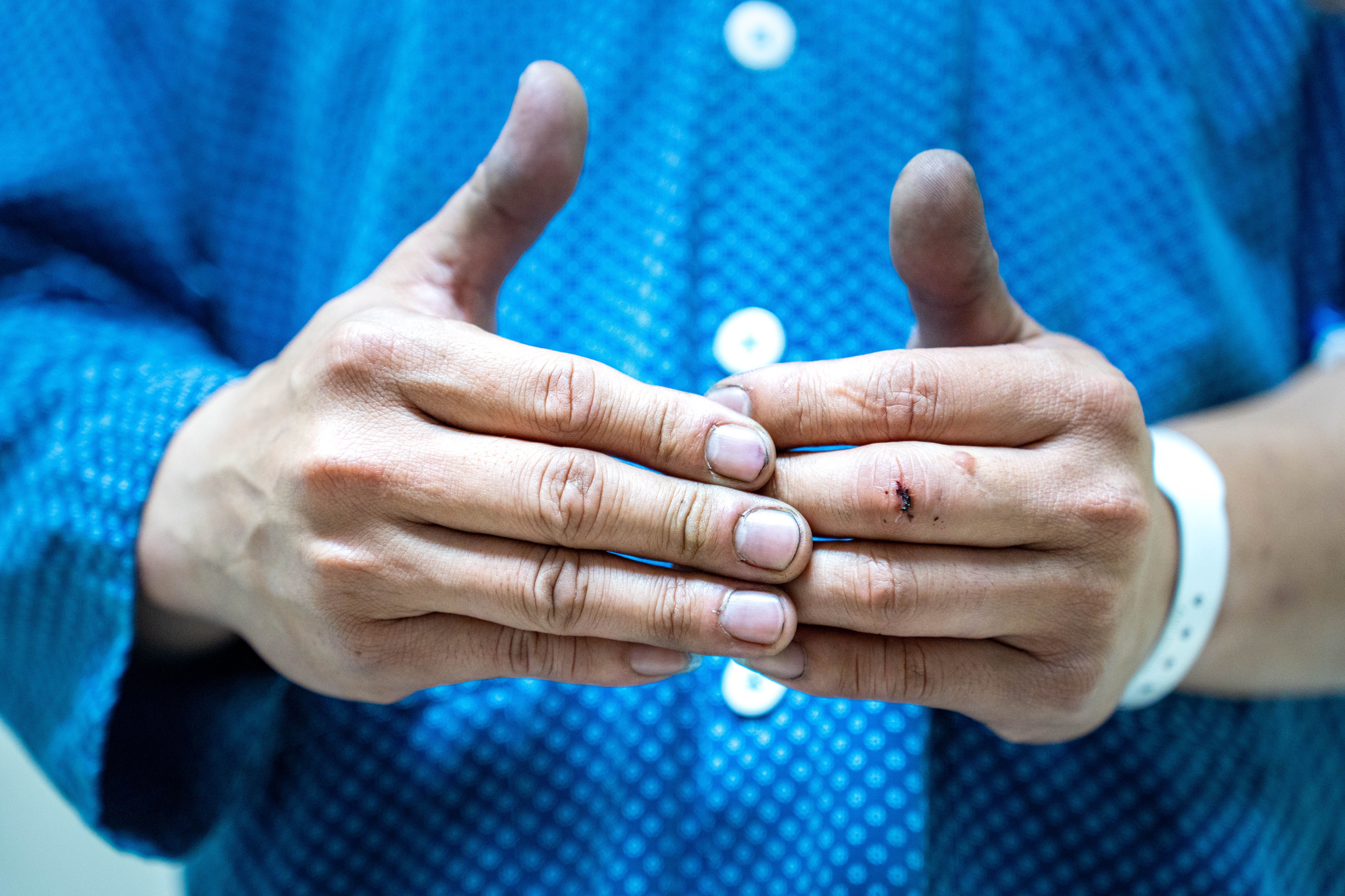 Doi tay am muoi than cua nguoi con re lao vao dam chay cuu bo me hinh anh