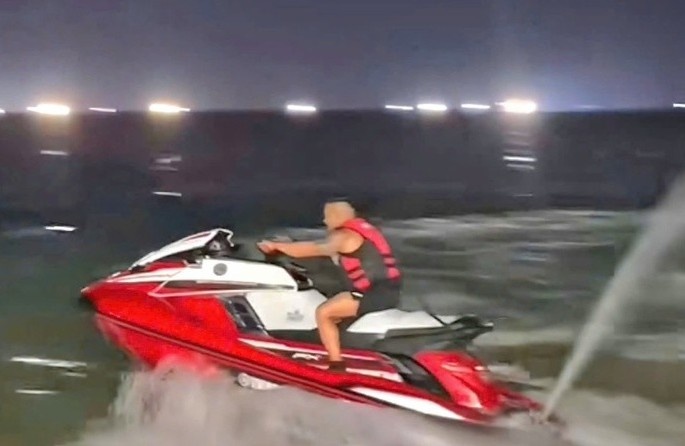 Cong an moi lam viec TikToker phong moto nuoc tren bai tam cong cong hinh anh