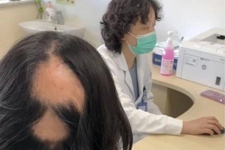 Me hoi ca mang lon vi ap luc kem con hoc o Trung Quoc hinh anh