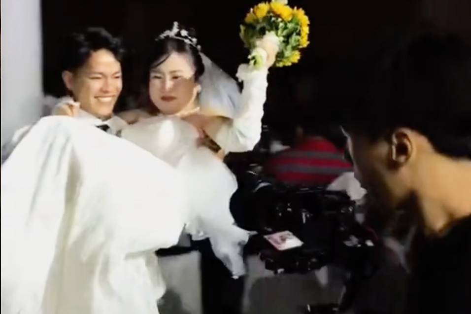 Chu re bat ngo be bong co dau TP.HCM len san khau trong le cuoi hinh anh