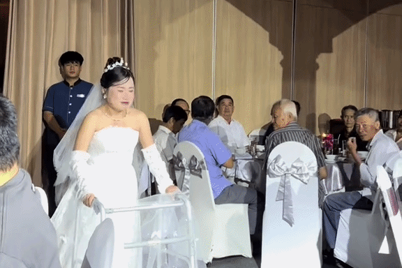 Co dau TP.HCM mac benh hiem, tap tenh vao le duong hinh anh