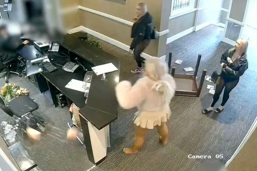 2 'nu quai' 19 tuoi bi cam vao tat ca bar, club o Anh hinh anh