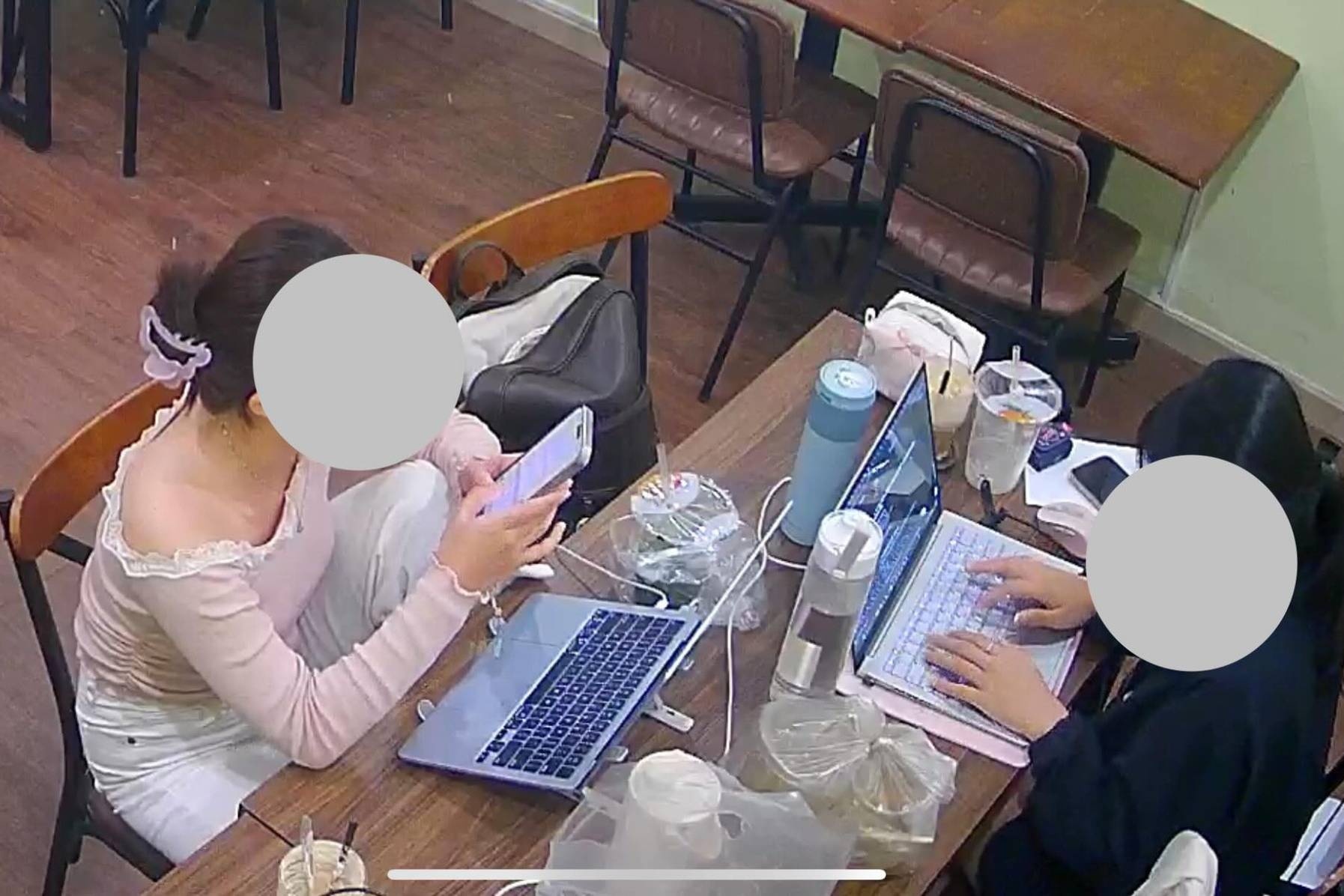 Quan ca phe TP.HCM 'khau chien' voi khach mua 1 ly nuoc ngoi 10 tieng hinh anh