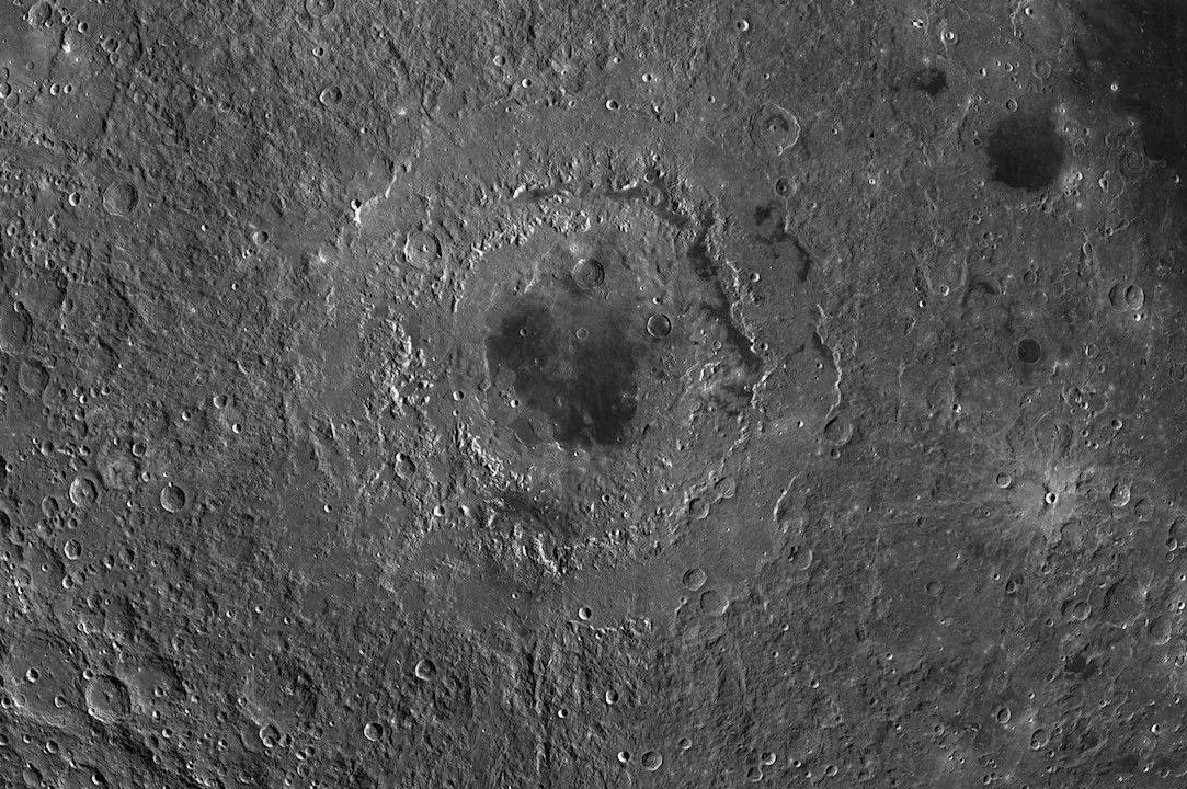 Hinh anh gay sung sot ve 'vet seo' khong lo tren Mat Trang hinh anh