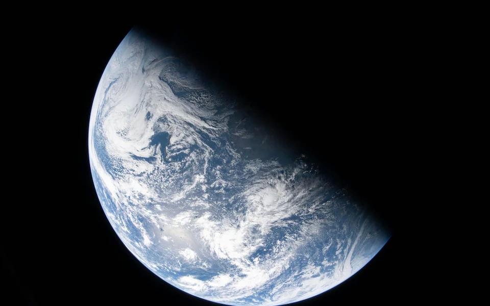 nu phi hanh gia anh 1