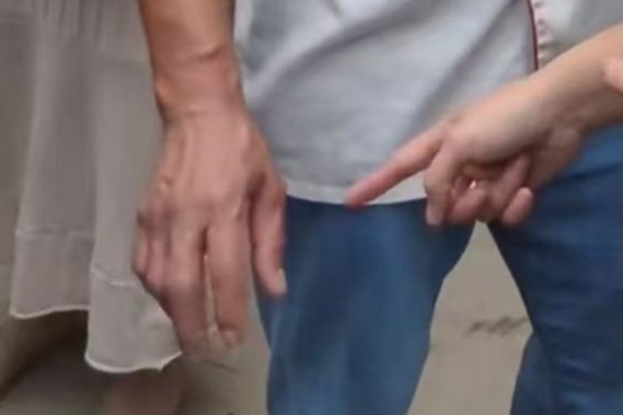 Ban tay bien dang cua chu quan lau ga xin khach dung toi viral MXH hinh anh