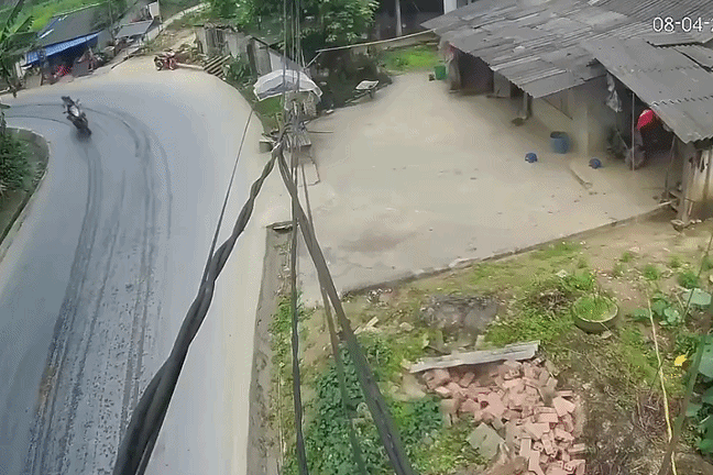 Xe may cua khach Tay truot nga truoc mui oto tai o khuc cua hinh anh