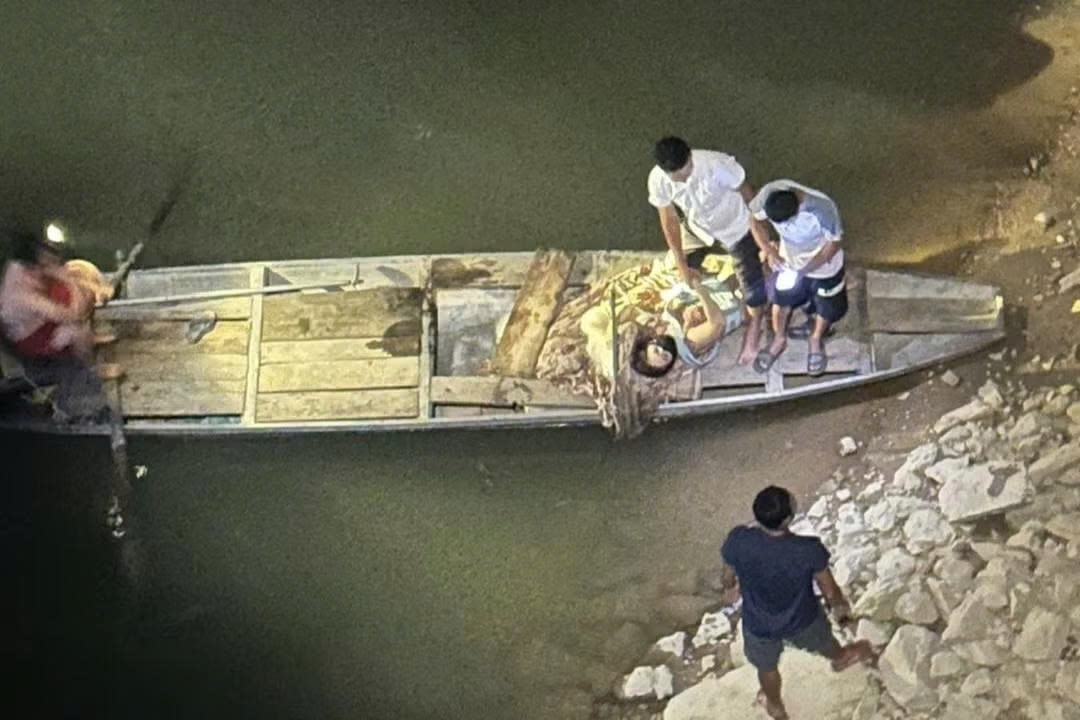 Nguoi hung Nghe An ke ve phut sinh tu cuu hai me con nhay cau hinh anh