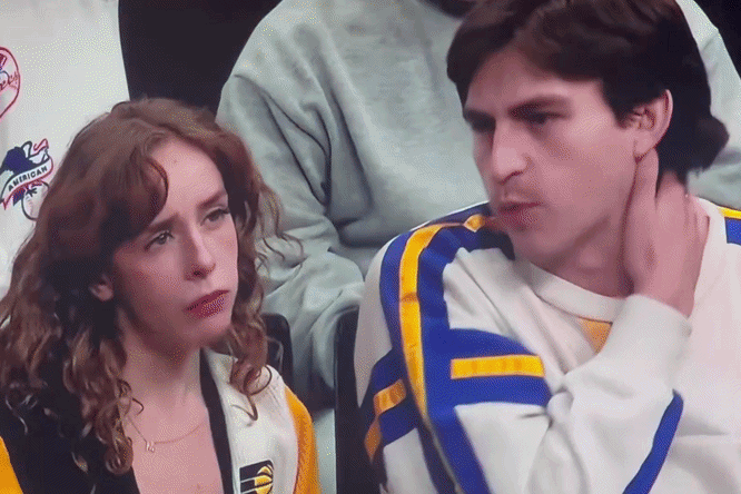 Cap doi 'chiem song' MXH vi cai nhau gay gat tren khan dai tran dau hinh anh