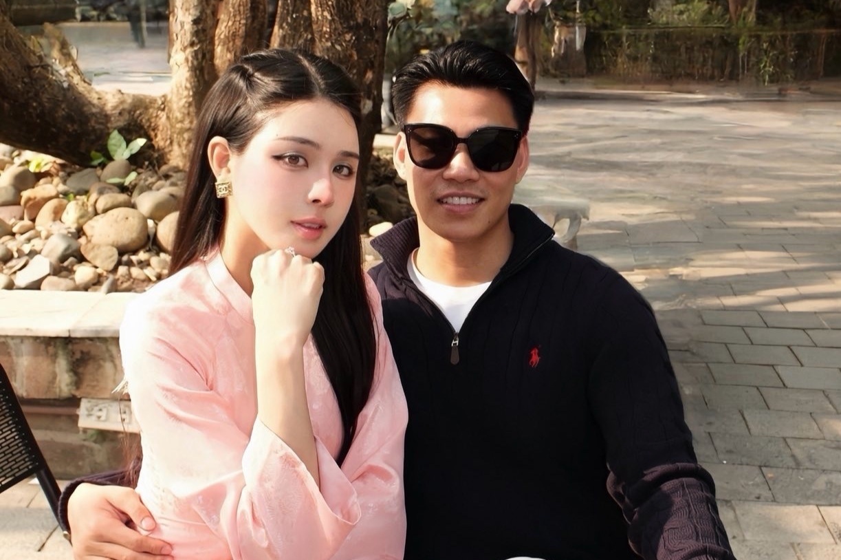 Van Thanh va 'chi dep' gymer truoc khi cau hon hinh anh