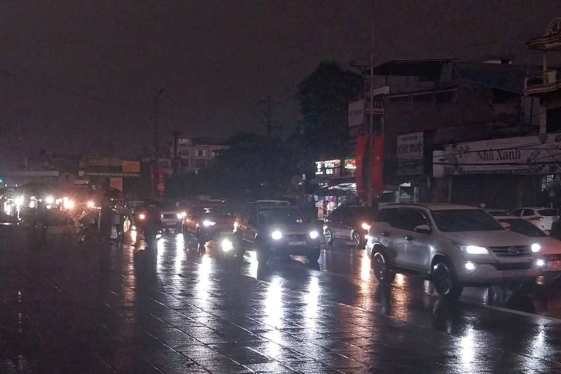 Bau troi Thai Nguyen 7h sang toi den la lung hinh anh