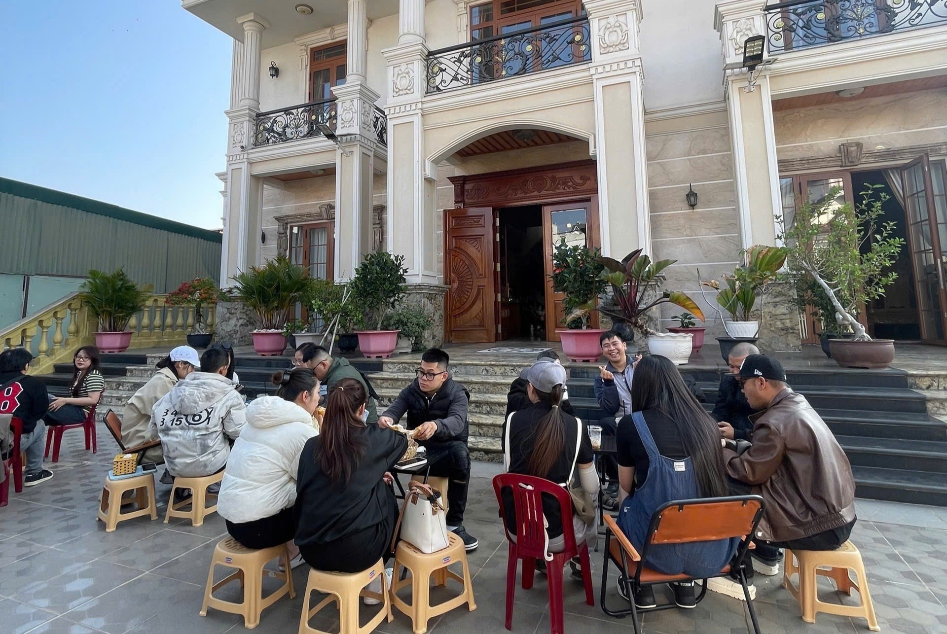 Quan banh mi trong biet thu 700 m2 o Da Lat gay sot hinh anh