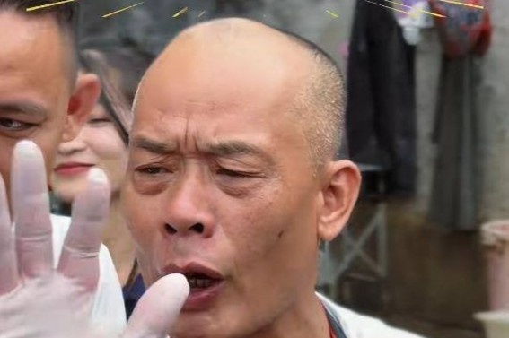 Co gai Viet soc khi den quan lau ga 'van xin khach dung toi' hinh anh