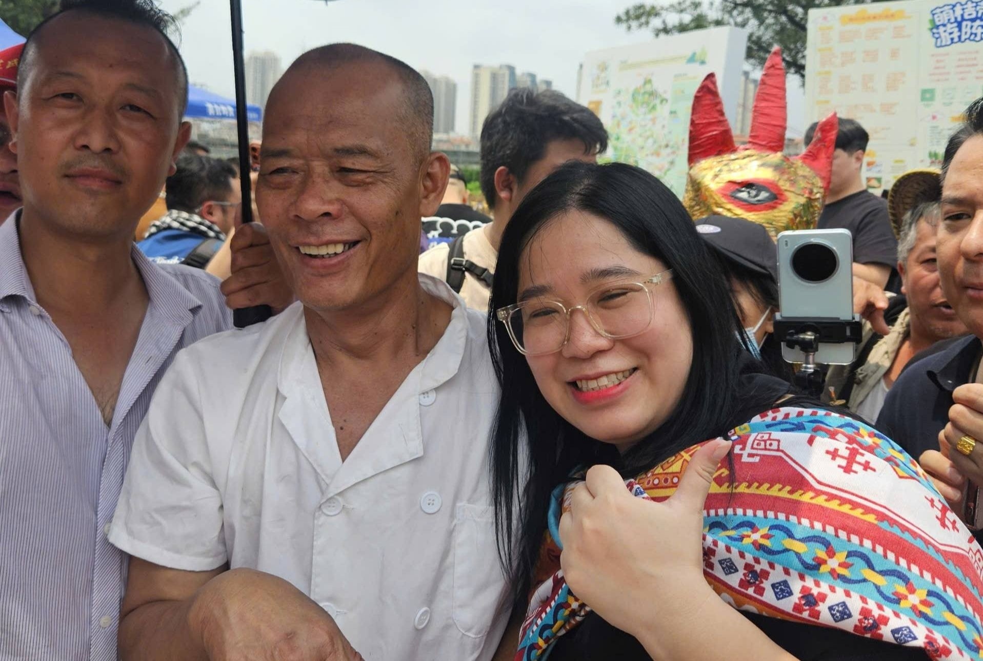 Co gai Viet quay can canh chu quan lau ga 'van xin khach dung toi' hinh anh