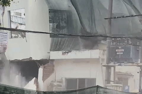 Chu tan mat nhin tiem banh Da Nang do sap trong vai giay hinh anh