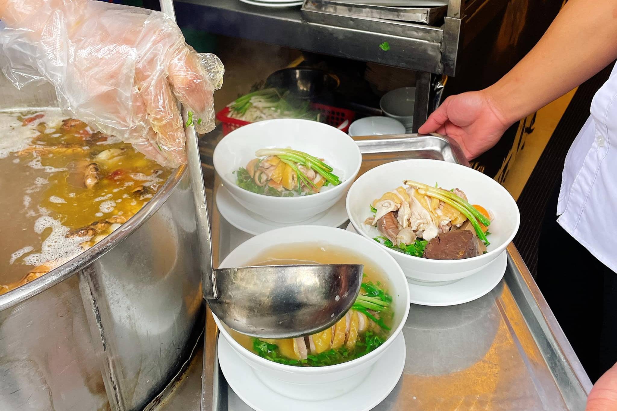 'Hai bat pho, 1 dia ga, 1 ly nuoc cam' gia 900k gay tranh cai hinh anh