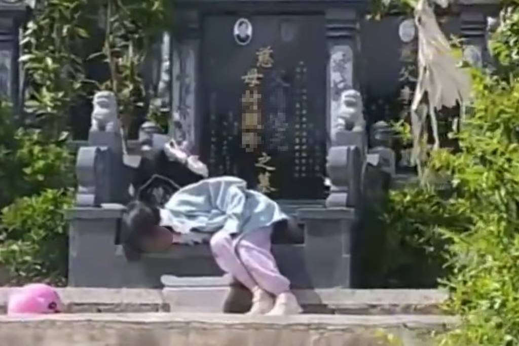 Canh be gai nam ben mo ong ba khien dan mang xuc dong hinh anh