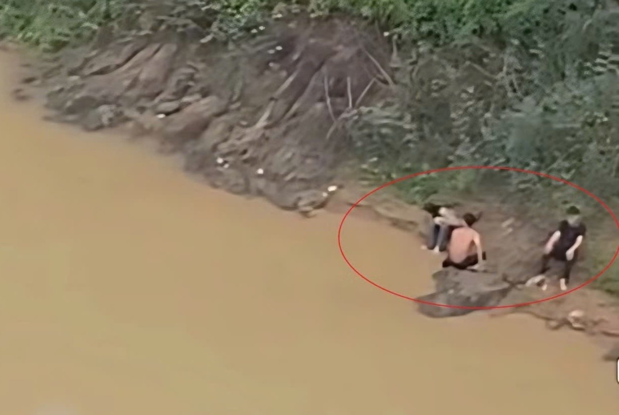 Hai nam sinh lieu minh lao xuong song cuu ban nu nhay cau hinh anh