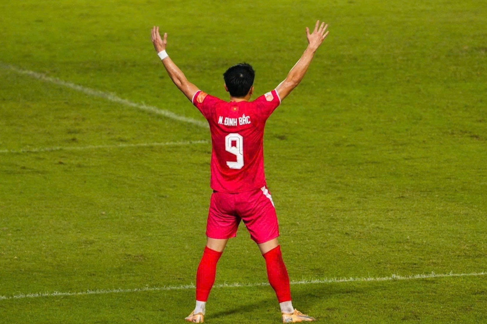 Dinh Bac gay bao mang xa hoi sau hat-trick dau tien hinh anh