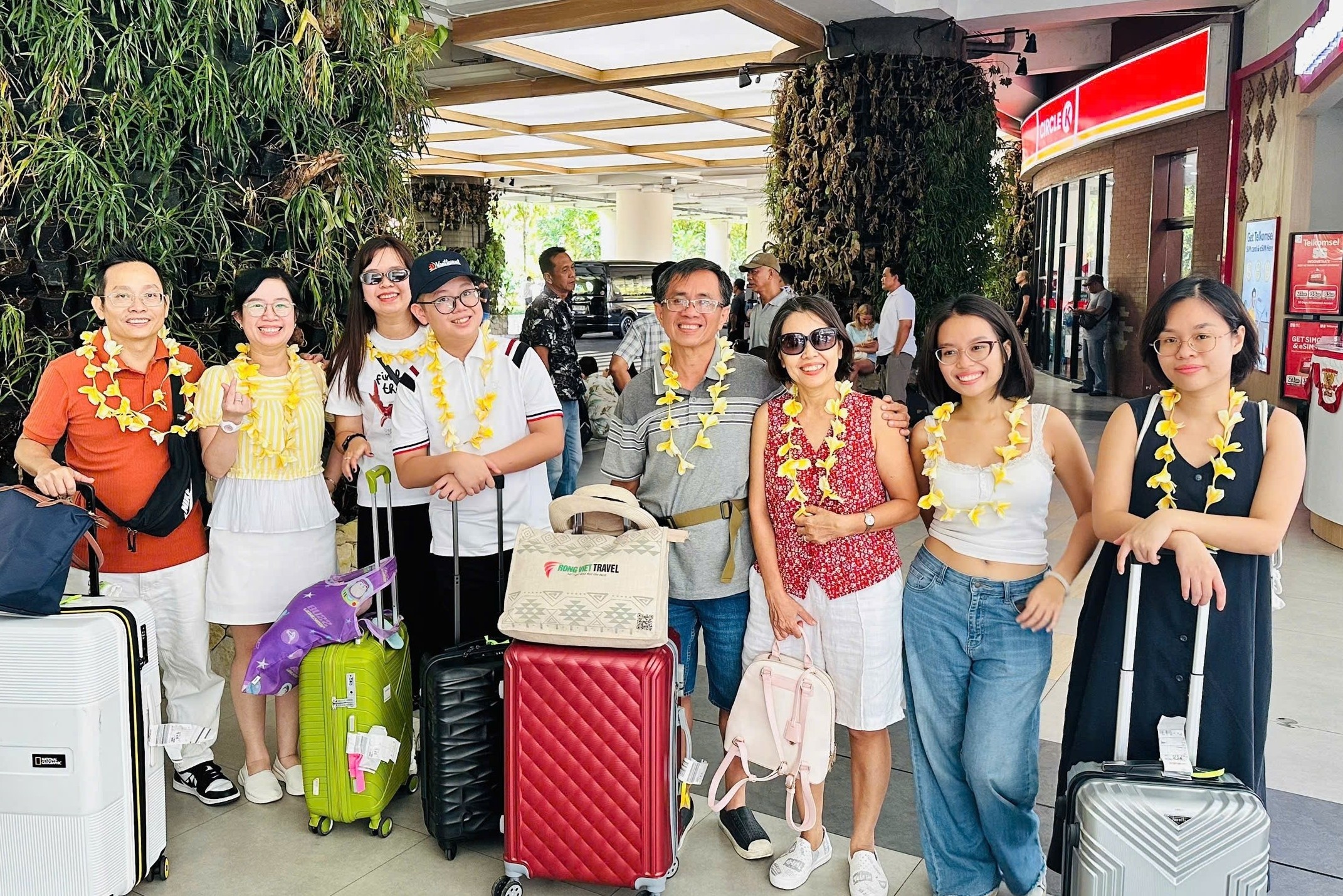 Gia dinh TP.HCM viral vi clip ban di choi le nhu 'hop co dong' hinh anh