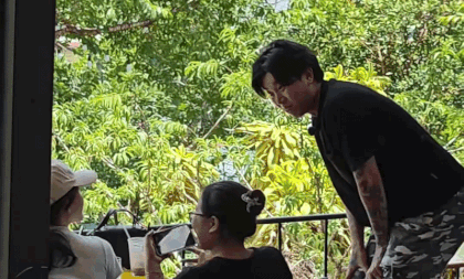 Chủ quán cà phê Đà Lạt đi từng bàn mời khách ăn cơm chung