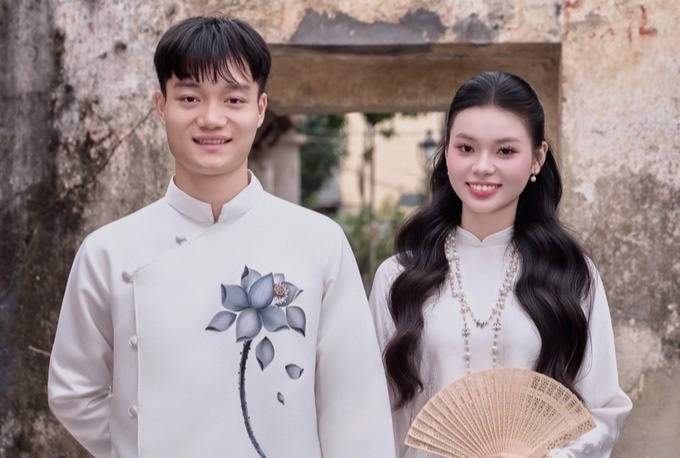 Cau thu Xuan Bac dua ban gai ve nha ra mat hinh anh