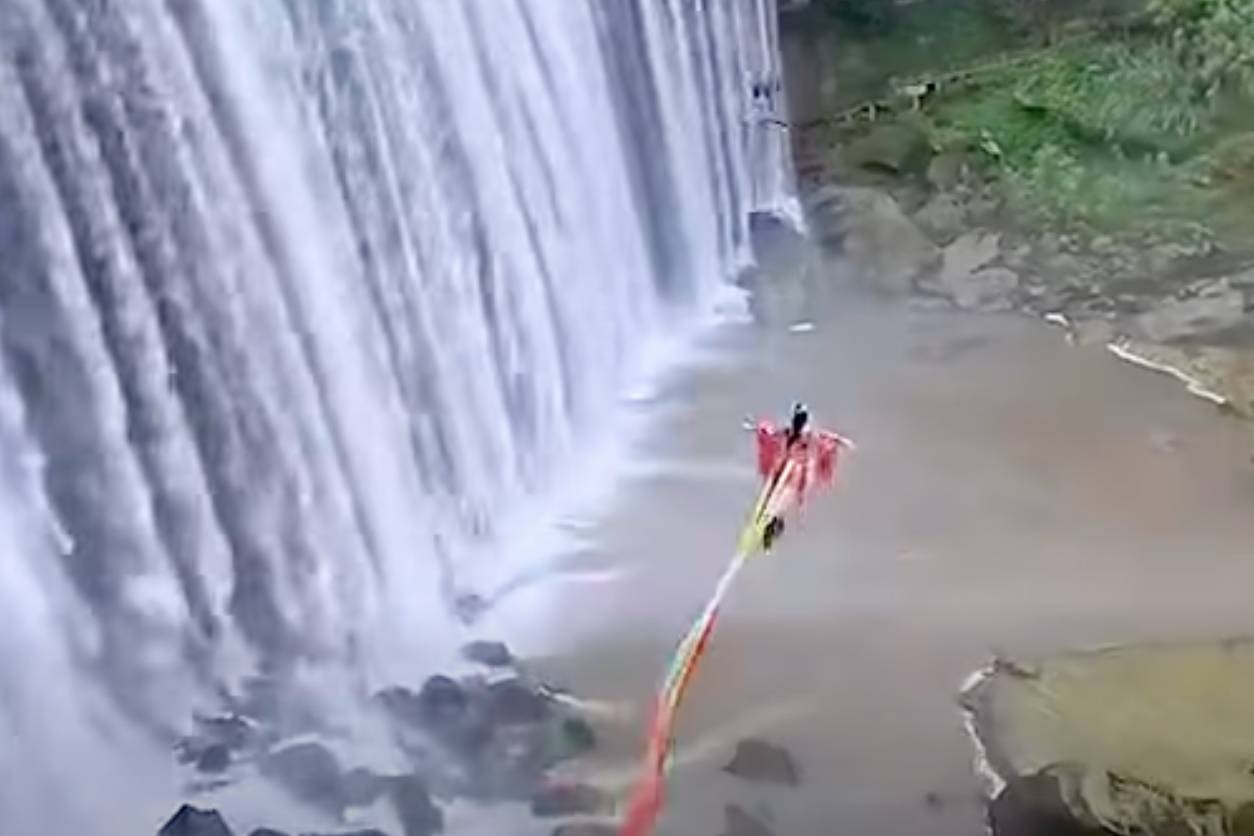 Clip du khach bay luon nhu phim kiem hiep gay sot Trung Quoc hinh anh