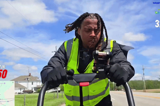 Streamer noi tieng vo tinh livestream canh minh bi xe tong hinh anh