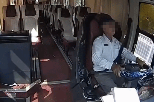 Tai xe gang tap xe khach vao le truoc khi qua doi vi dot quy hinh anh