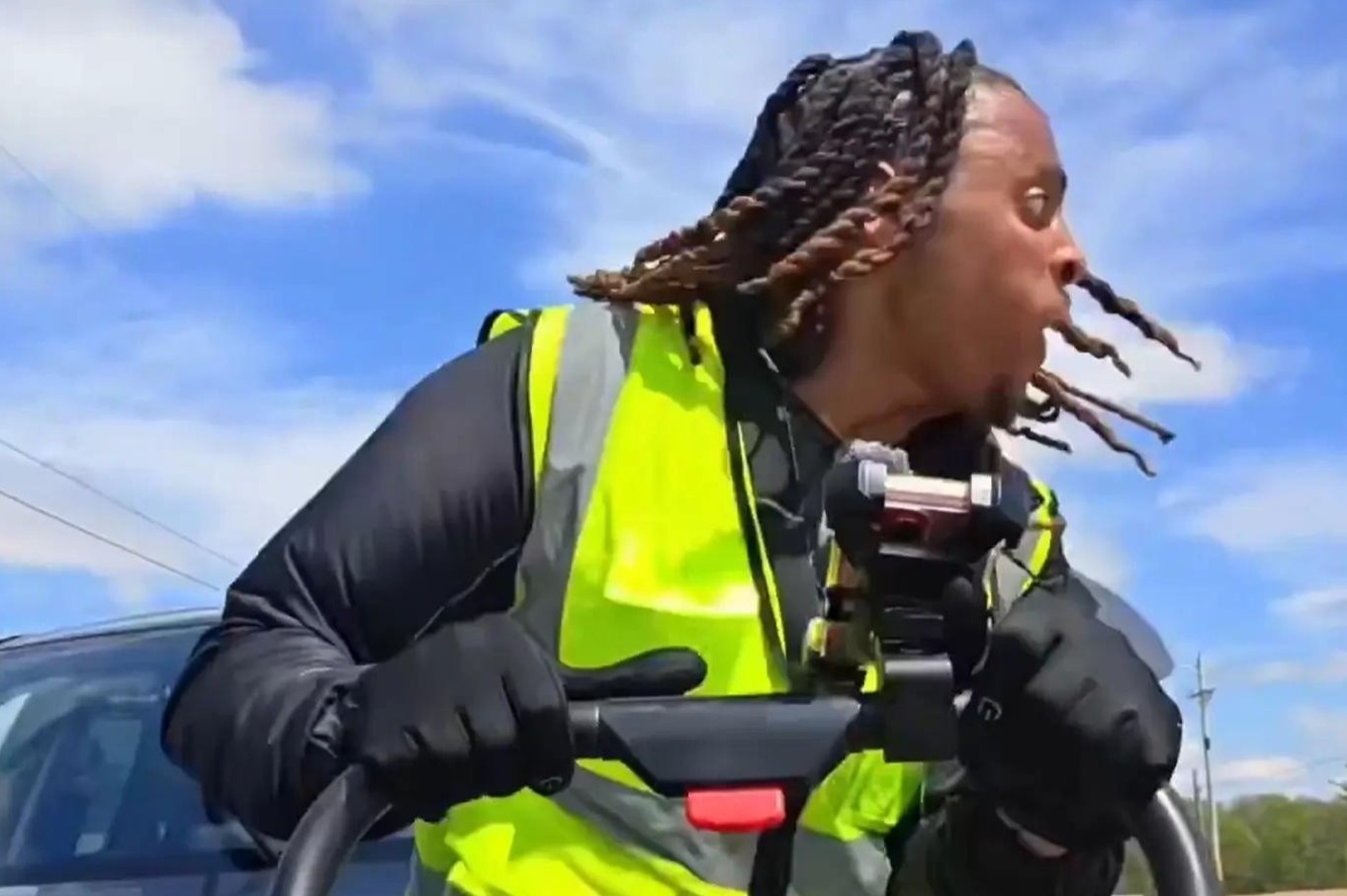 Canh streamer bi oto dam phai khi dang livestream gay soc hinh anh