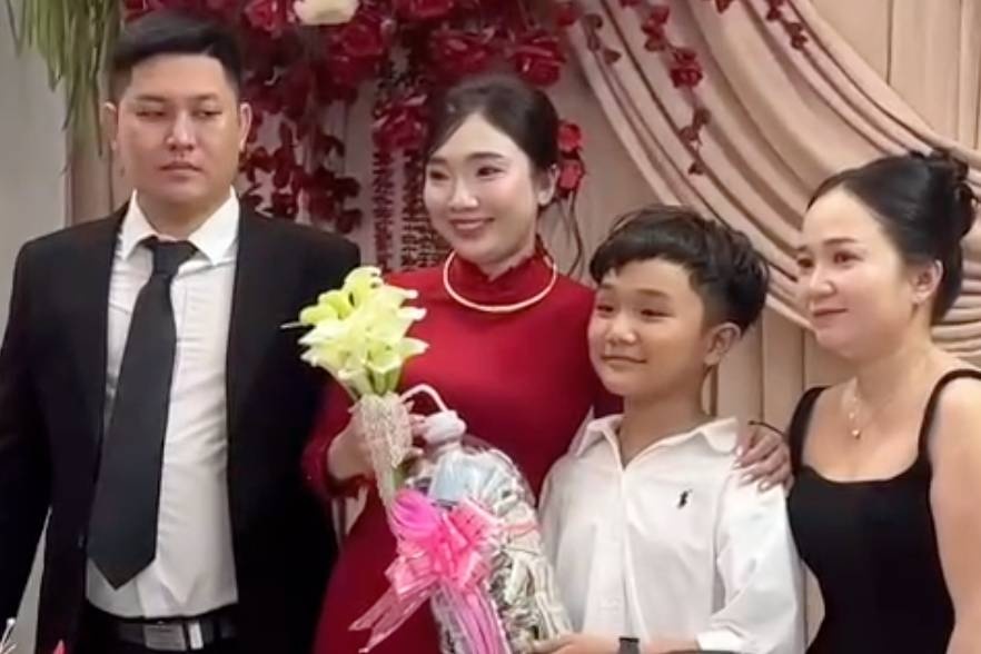 Co dau bat khoc khi thay so 'tien mung' tu em ho trong ngay cuoi hinh anh