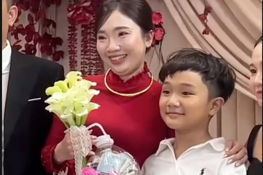 Mon qua cuoi dac biet tu em trai 10 tuoi tang co dau trong ngay cuoi hinh anh