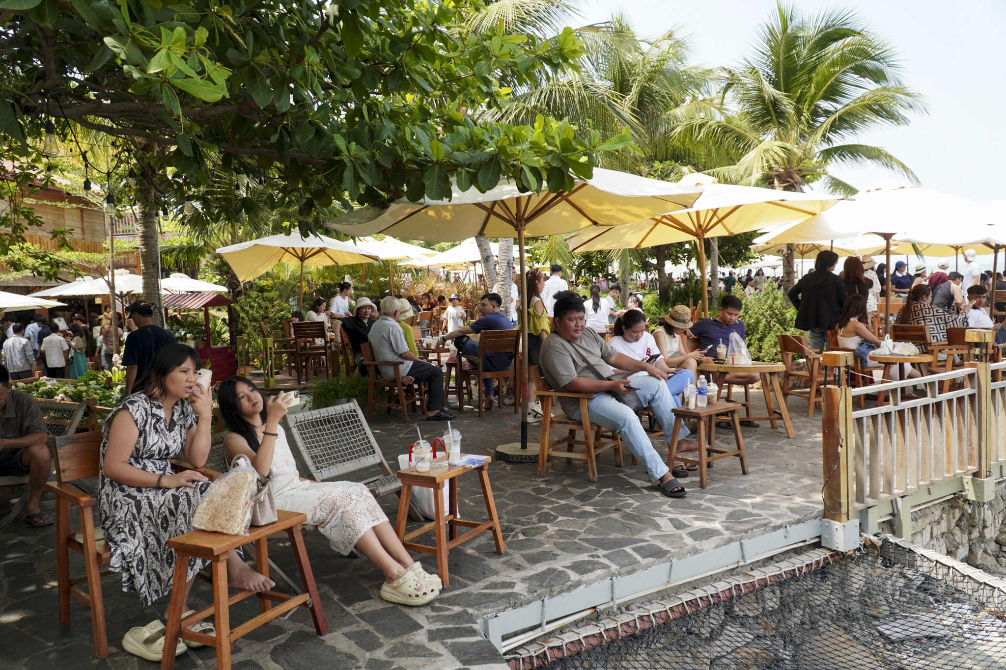 Quan ca phe view bien Vung Tau dong nghet tu sang som hinh anh