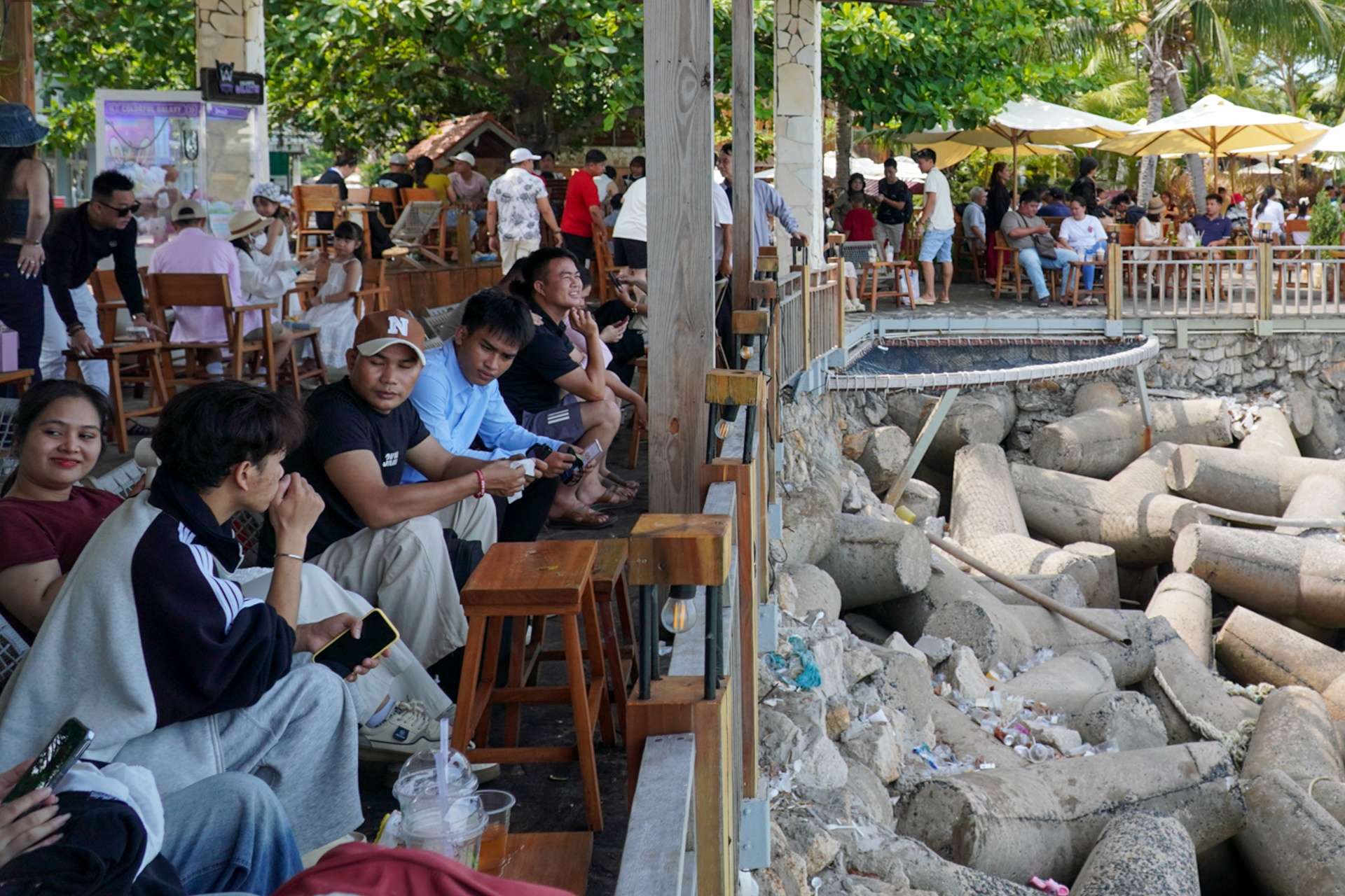 Quan ca phe view bien Vung Tau dong nghet tu sang som hinh anh
